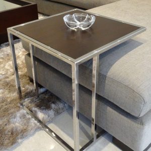 MESA LATERAL ROCKWELL – ACERO INOXIDABLE DE DISEÑO EXCLUSIVO CON TABLERO DE MADERA COLOR NOGAL